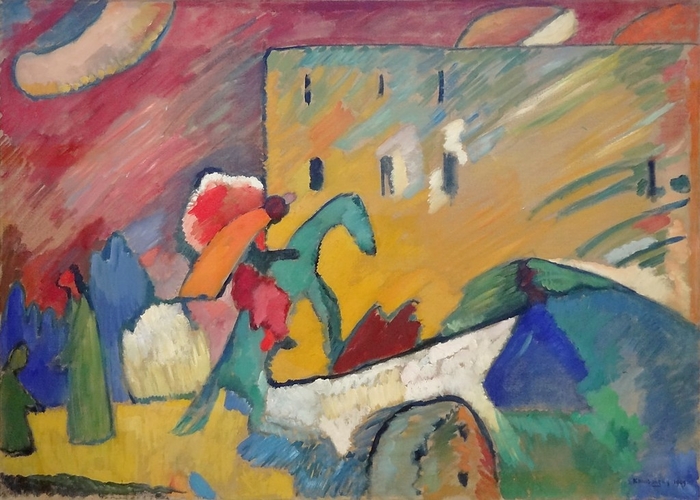 Kandinski, slika konjanika na plavom konju ispred pejzaža sa žutom zgradom i ružičastim nebom