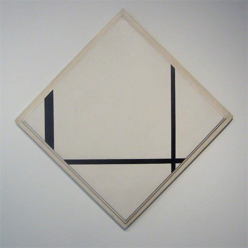 rotirano kvadratno platno Pit Mondrian sa nekoliko tanjih i debljih linija koje se seku pod pravim uglom