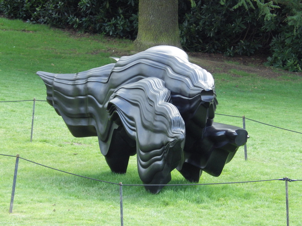 Toni Kreg skulptura prikazuje pokret crne mase sa vidljivim tečnim slojevima i osloncima u tri tačke