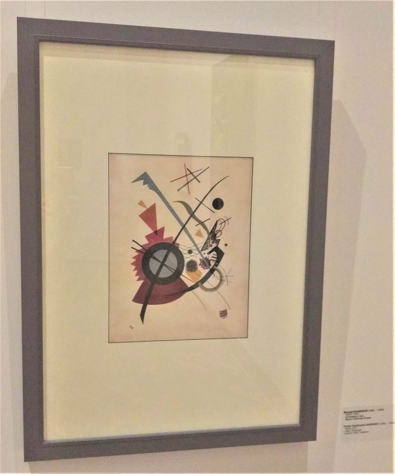 Kandinski , apstraktna kompozicija sa crnik krugom zakrivljenim i pravim linijama i zakrivljenim poljem ljubičaste boje