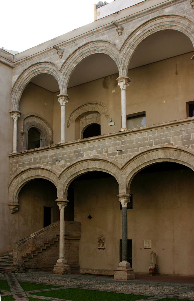 Dva sprata arkada unutrašnjeg dvorišta Palazzo Abatellis
