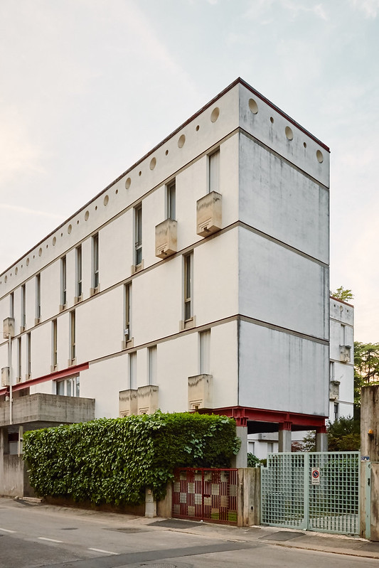 Nepravilan ritam prozora na beloj fasadi arhitekta Karlo Skarpa