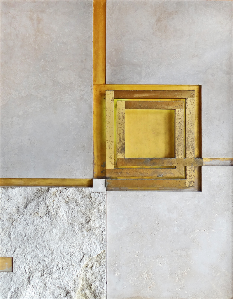 Fotografija detalja ravne površine sa zlatnim geometrijskim detaljem