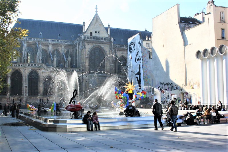 Trg Igor Stravinski, pogled na gotsku katedralu