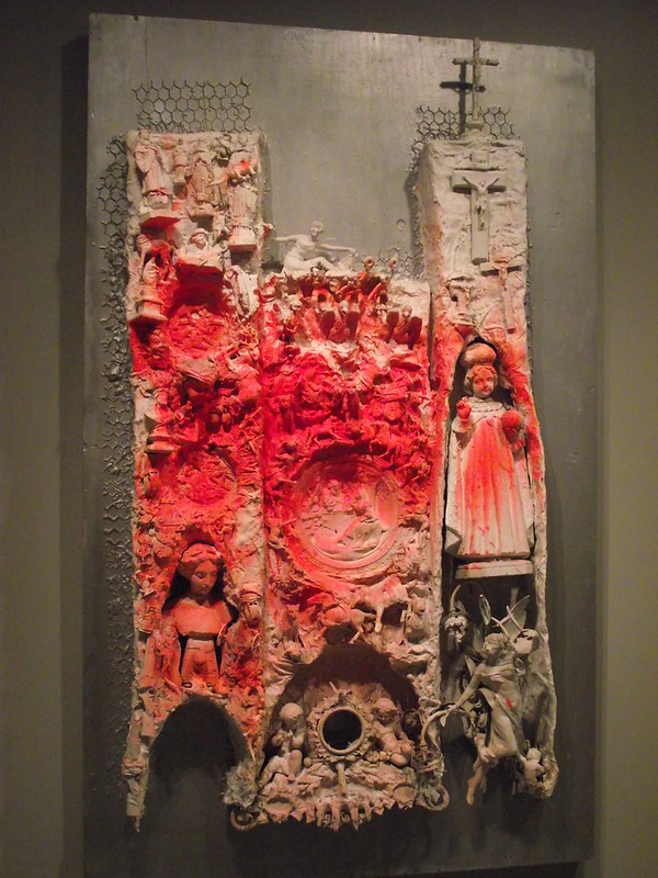 Niki de Saint Phalle, Pucnji, gipsana trodimenzionalna slika katedrale isprskana crvenom bojom