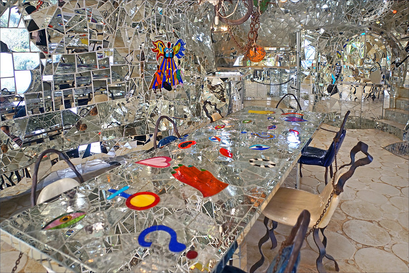 Niki de Saint Phalles, apartman u Parku Tarot obložen komadima ogledala