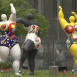 Niki de Saint Phalle, Tri gracije , skulpture tri razigrane korpulentne žene u beloj, crnoj i žutoj boji kože