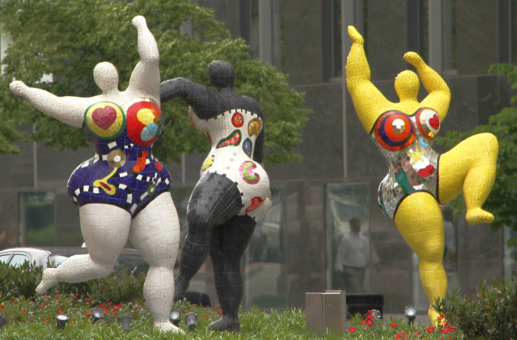 Niki de Saint Phalle, Tri gracije , skulpture tri razigrane korpulentne žene u beloj, crnoj i žutoj boji kože