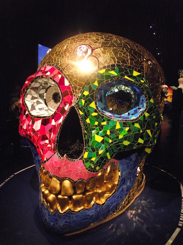 Niki d'Sen Fal, skulptura lobanje sa zlatnim zubima