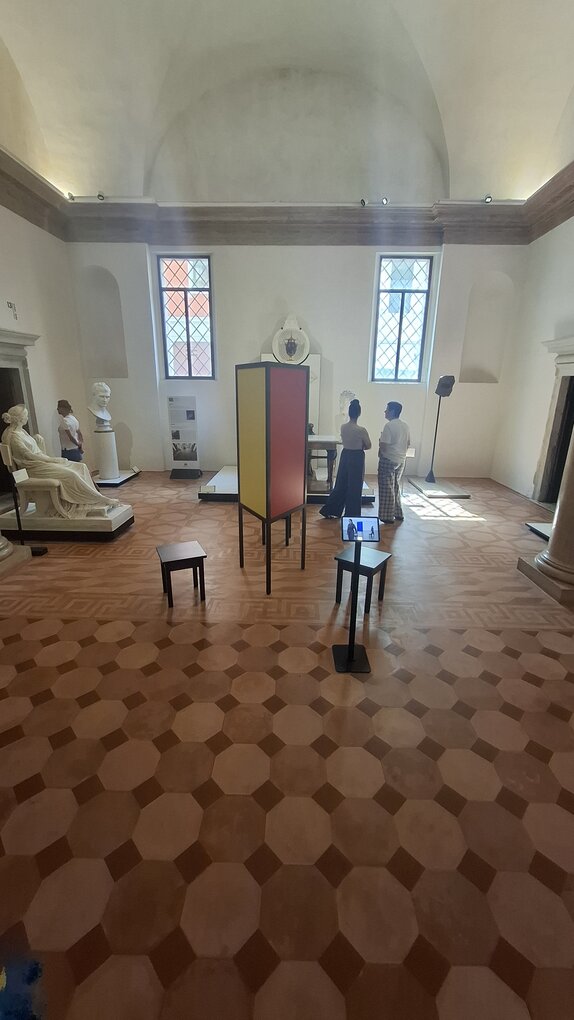Trostrani paravan Marina Abramović